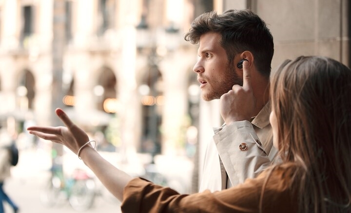 Tích hợp chế độ Chú ý nhanh (Quick Attention) để liên lạc mà không cần tháo tai nghe Tích hợp chế độ Chú ý nhanh (Quick Attention) để liên lạc mà không cần tháo tai nghe