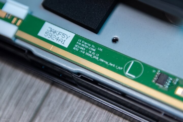 Khi mở cụm loa lên thì sẽ thấy được thông tin tấm nền do LG Display cung cấp, Mã hiệu như trên.