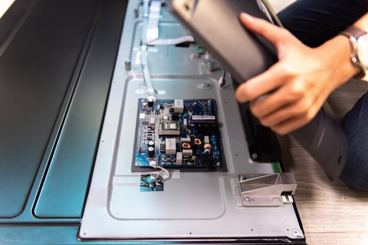 Tách phần nắp ra theo hướng này.
