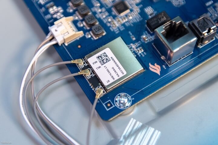 Dễ thấy chip kết nối Bluetooth, Wifi nằm ở một góc của bo chính.