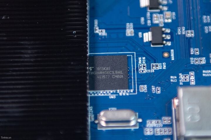 Chỉ thấy được bên cạnh là một chip và tra mã thì thấy chính là chip nhớ NAND của Toshiba làm chung với Kioxia America, Inc.