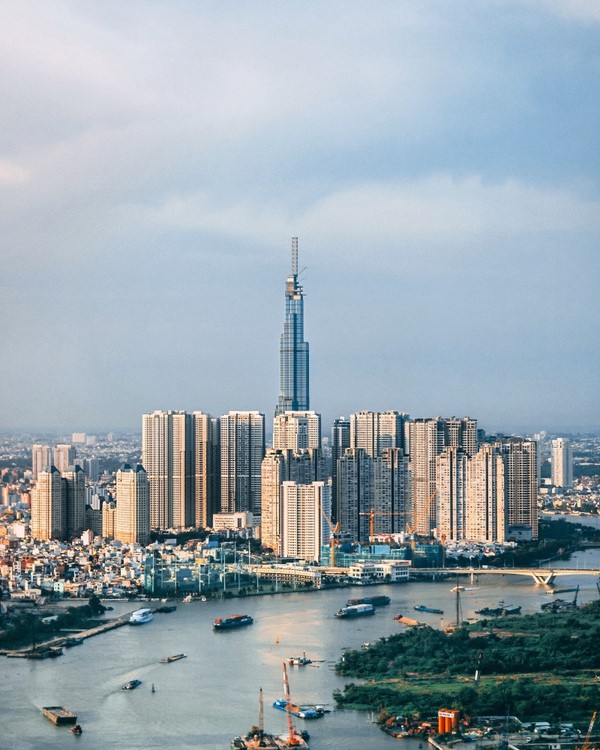 Sau hơn 1.000 ngày thi công, hôm nay (26/7), tòa nhà Landmark 81 nằm trên đường Nguyễn Hữu Cảnh, quận Bình Thạnh, TP. HCM chính thức đi vào hoạt động với hạng mục đầu tiên. Với chiều cao 461,3 m, Landmark 81 trở thành toà nhà cao nhất Việt Nam và nằm trong top 15 toà nhà cao nhất thế giới. Ảnh: @minhmigoi.