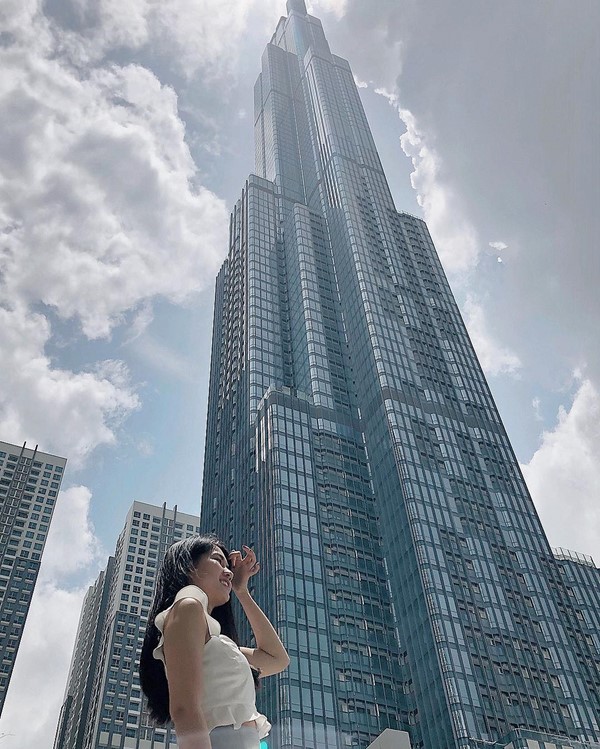 Hot girl Kiều Trinh (Xíu) cũng đã nhanh tay có ảnh check-in ở Landmark 81 vào ngày khai trương khu ăn chơi - mua sắm. Ảnh: @kieutrinhxiu.