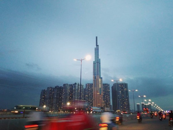 Hệ thống đèn led nhiều màu, thay đổi liên tục khiến Landmark 81 đẹp lung linh khi trời tối. Ảnh: @querony.