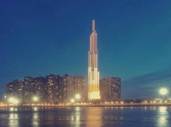 Từ khoảng 18h, Landmark 81 bắt đầu thắp đèn khiến cả khu vực Vinhomes bừng sáng bên dòng sông Sài Gòn. Ảnh: @v.u.o.n.g.n.g.u.y.e.n.