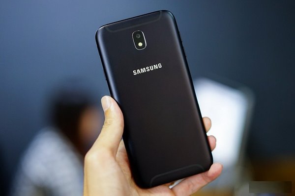 Một chiếc Samsung Galaxy J7 như của khách hàng H.V.N đặt mua