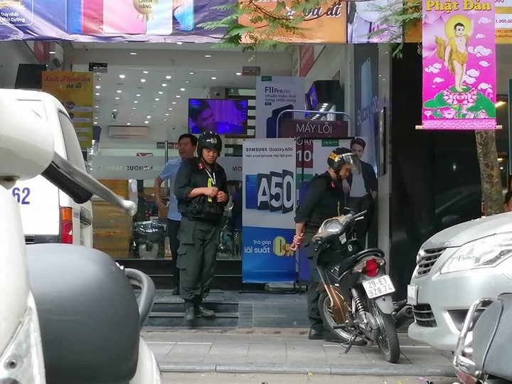 Bộ công an khám xét cửa hàng Nhật Cường Mobile Bộ công an khám xét cửa hàng Nhật Cường Mobile