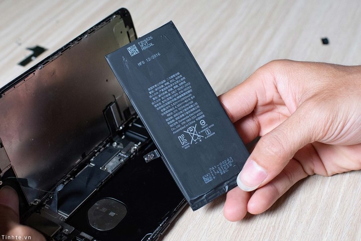 Tháo iPhone 7 plus cũ này để lấy cục pin ra Tháo iPhone 7 plus cũ này để lấy cục pin ra