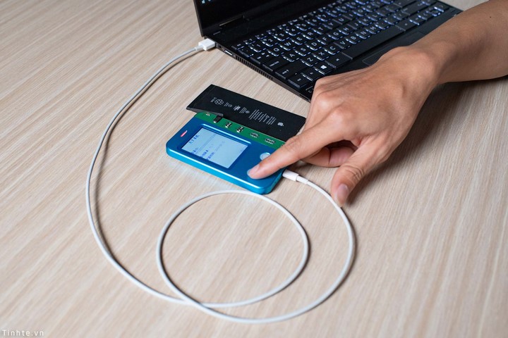 Bạn dùng cáp Lightning kết nối với máy tính và mở ứng dụng JC-B1 Repair.