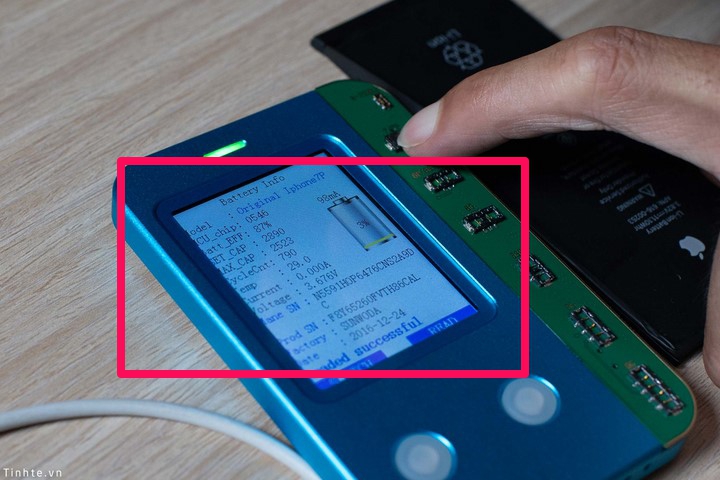 Thiết bị sẽ sáng đèn hiển thị các thông tin ban đầu của cục pin . Cụ thể trong trường hợp này cục pin iPhone đã sạc 790 chu kỳ, sức khoẻ 87%.