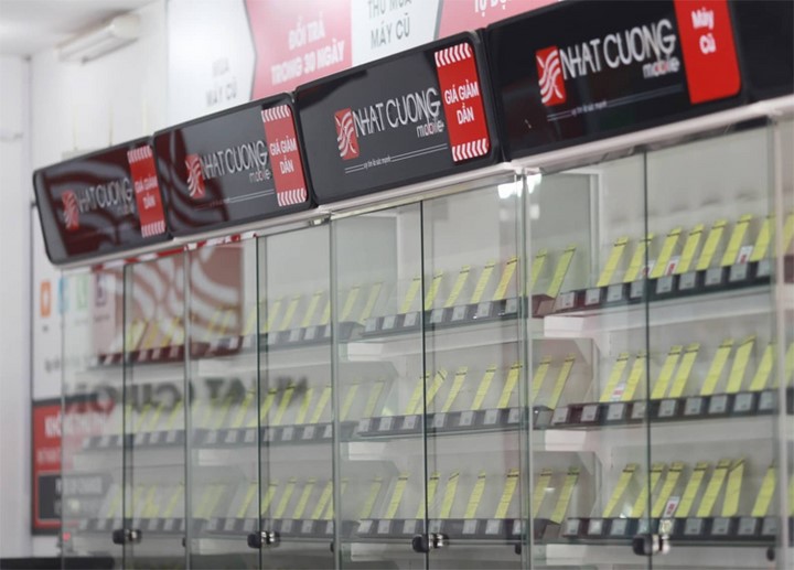 Tủ bày điện thoại trống trơn trong các cửa hàng. Ảnh: Tất Định