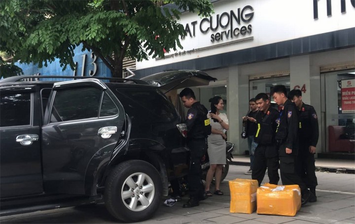 13h30, nhiều thùng giấy được mang ra khỏi Trung tâm bảo hành của Nhật Cường. Ảnh: Võ Hải