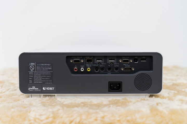 Sony VPL-CH355 tích hợp cổng USB-B/USB 2.0 và cổng mạng Sony VPL-CH355 tích hợp cổng USB-B/USB 2.0 và cổng mạng
