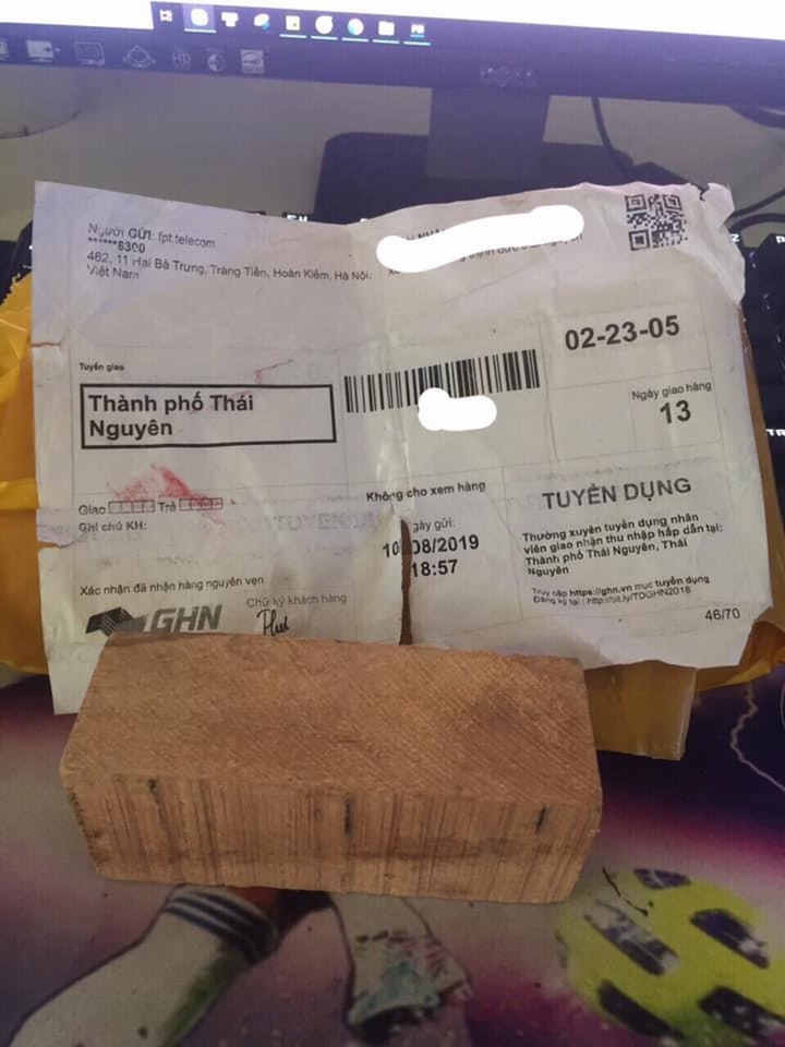 Mua điện thoại iPhone XS Max giả Mua điện thoại iPhone XS Max giả, thứ người dùng nhận được chỉ là một cục gỗ. Ảnh: FBNV.