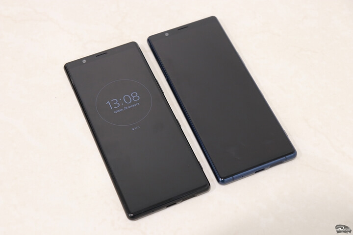 Xperia 5 sở hữu màn hình OLED có kích thước 6.1 inch, độ phân giải FullHD+ và theo tỷ lệ 21:9