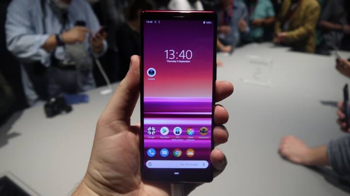 Hai phần viền bezel trên và dưới của máy lại có kích thước khá dày.