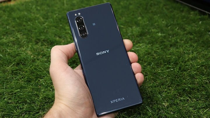 Mặt lưng của Xperia 5 sẽ được hoàn thiện từ kính và là vị trí của 3 camera chính, đèn flash LED và logo Sony.