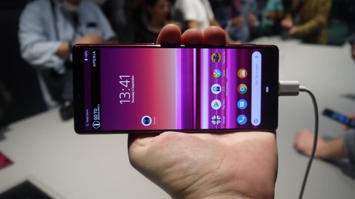 Jack cắm tai nghe 3.5mm đã bị loại bỏ trên Xperia 5, điều này đồng nghĩa với việc, người dùng sẽ phải nghe nhạc thông qua cổng USB-c.