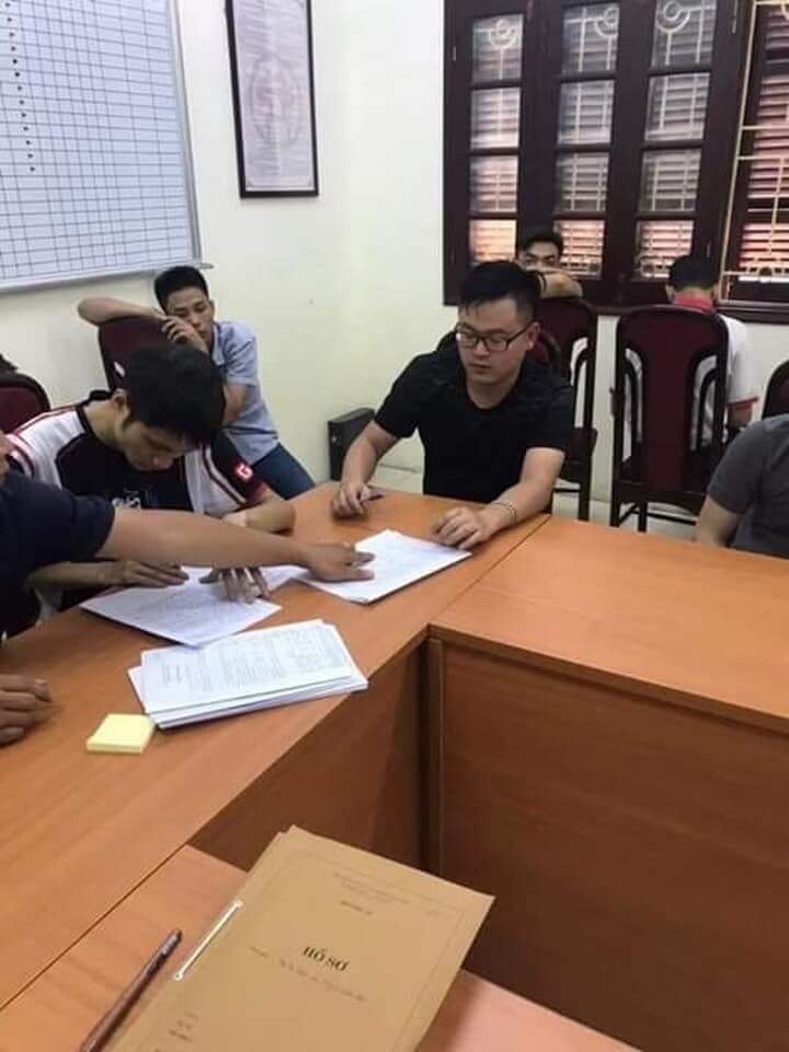 Hồng Anh và các game thủ khác có mặt ở cơ quan công an.