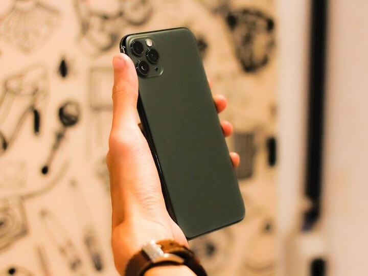 Cảm nhận khi cầm trên tay iPhone 11 Pro Max Midnight Green