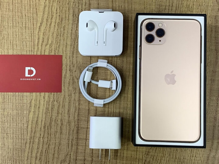 Khui hộp ra bên trong có thân máy tai nghe cổng kết nối lightning, cáp USB-C to lightning và củ sạc nhanh 18W. Ơn dời cuối cùng thì Apple cũng đã có củ sạc nhanh kèm theo rồi.