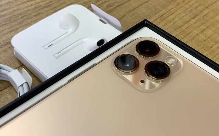 Điểm nổi bậc cũng như gây ra nhiều tranh cải nhất là cụm 3 camera nhô lên bên ngoài là khung camera hình vuông trong khá lạ và ấn tượng.