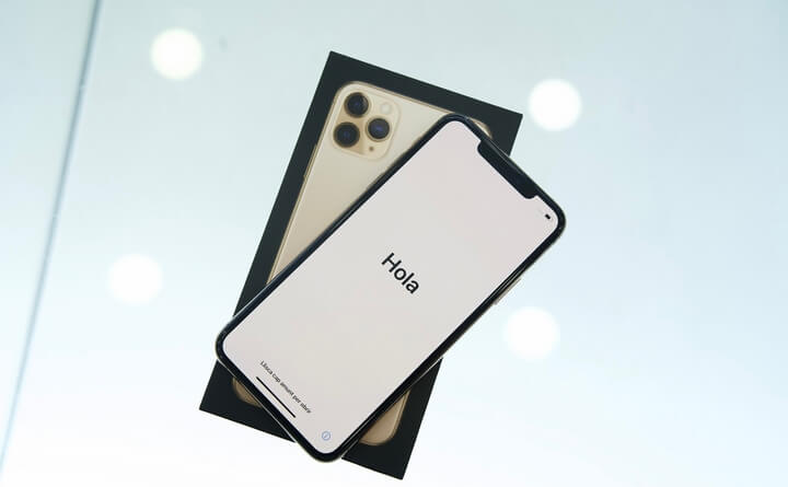 Mặt trước Apple vẫn trang bị cho iPhone 11 Pro Max 256GB màn hình 6.5 inch tấm nền OLED, công nghệ XDR mới cùng một “tai thỏ” khá lớn.