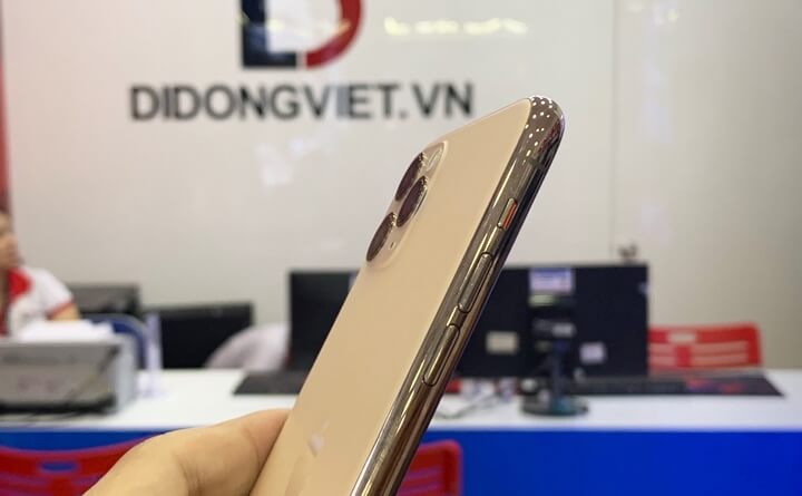 Cạnh trái vẫn là cụm phím tăng giảm âm lượng, chuyển đổi chế độ chuông quen thuộc. Nếu so với Xs Max thì cụm phím này được làm thấp hơn một chút.