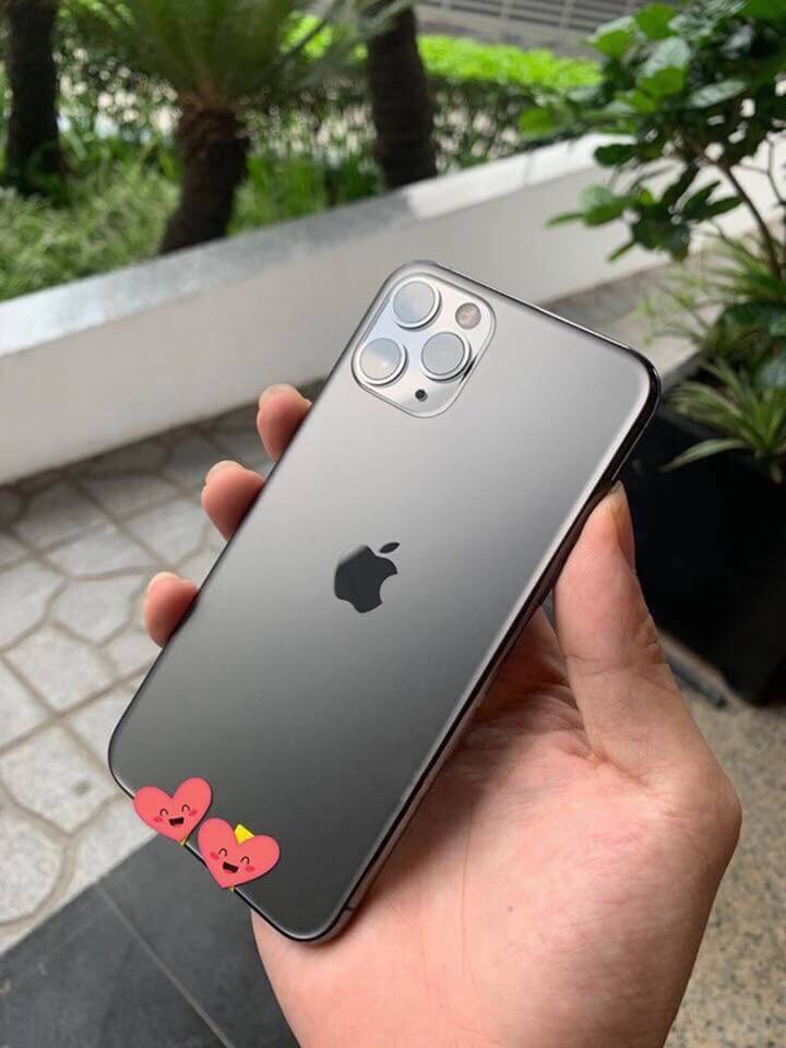 Một vài người tỏ ra ngưỡng mộ người sở hữu cả 3 chiếc điện thoại mới.