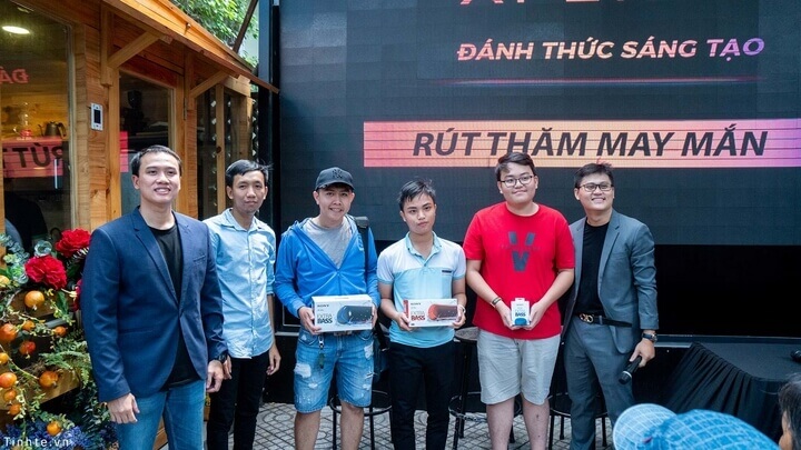 Phần bốc thăm may mắn trao qua cho 3 người may mắn trúng giải thưởng Phần bốc thăm may mắn trao qua cho 3 người may mắn trúng giải thưởng