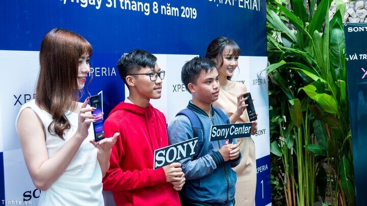 Tranh thủ chụp ảnh check in với người mẫu. Tranh thủ chụp ảnh check in với người mẫu.