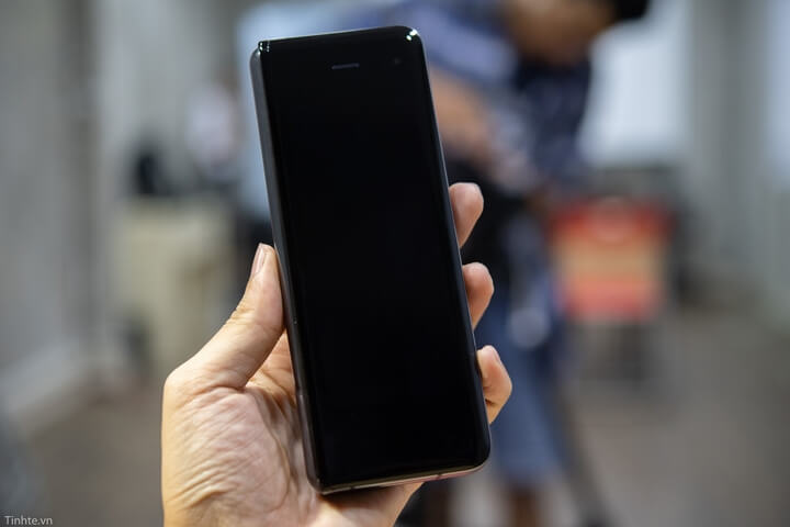 Samsung Galaxy Fold khi ở trạng thái gập lại