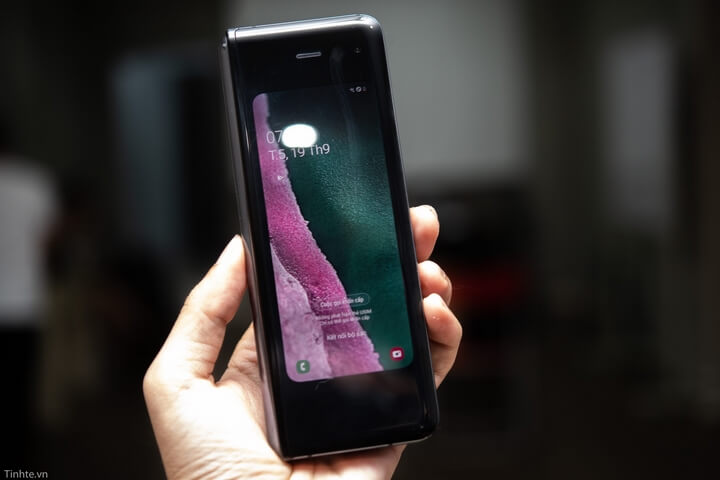 Samsung Galaxy Fold khi ở trạng thái gấp sẽ có màn hình 4.6 inch nằm ở giữa máy và tất nhiên là có đầy đủ các chức năng nghe gọi, chạy app....