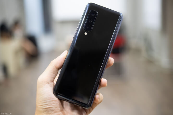 Mặt sau là cụm camera đặt dọc ở cạnh bên với các dãi tiêu cự giống như Galaxy Note 10 và 10 Plus.