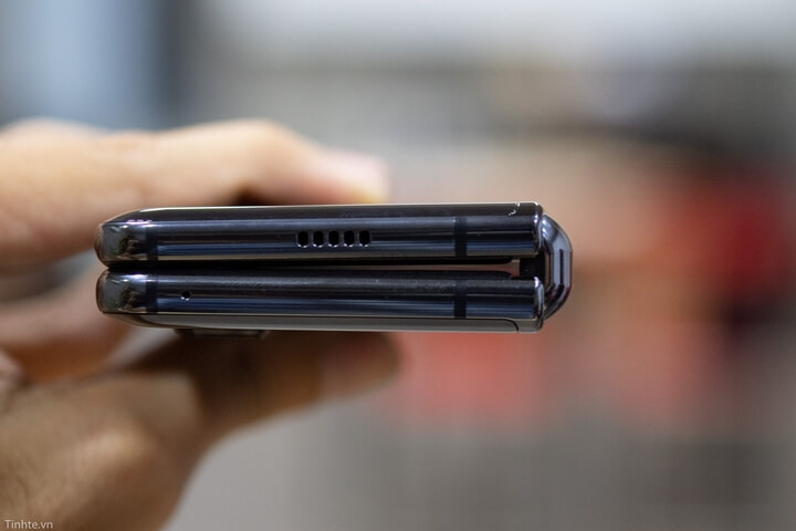 cạnh dưới Samsung Galaxy Fold