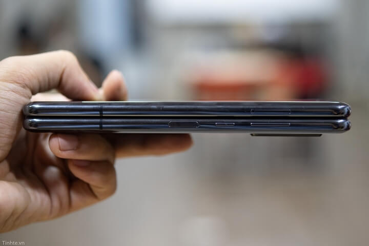 Ở góc này niếu như không biết là Samsung Galaxy Fold chắc chắn anh em sẽ bảo 2 chiếc điện thoại xếp chồng lên nhau. Phía trên có một khe lấy SIM ở dưới nút như tăng giảm âm lượng, tắt mở nguồn và cả cảm biến vân tay.