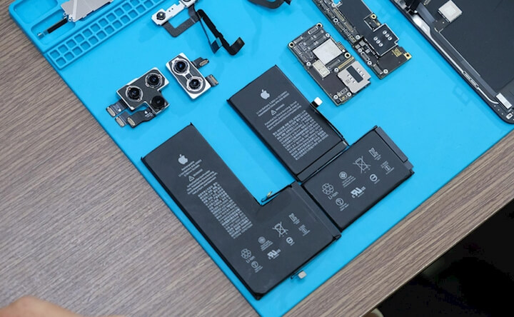 Pin của 11 Pro Max dạng nguyên khối hình chữ L, dung lượng lớn hơn iPhone Xs Max (2 socket nối vào cổng sạc + 1 vào main )