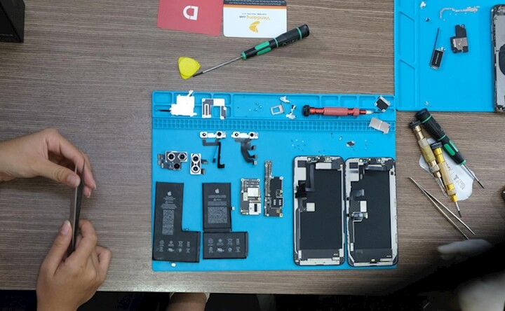 Toàn bộ nội thất bên trong của iPhone 11 Pro Max (trái) và iPhone Xs Max (phải)