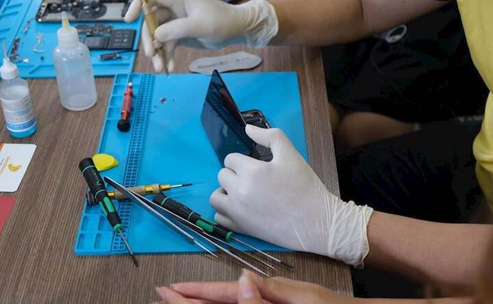 iPhone 11 Pro Max cứng và nặng hơn so với phiên bản tiền nhiệm . iPhone 11 Pro Max cứng và nặng hơn so với phiên bản tiền nhiệm .