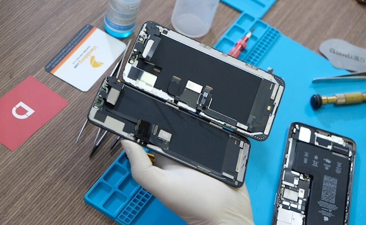 Màn hình iPhone 11 Pro Max (trái) và iPhone Xs Max (phải). Màn hình iPhone 11 Pro Max (trái) và iPhone Xs Max (phải).