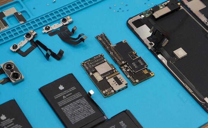 Main Board iPhone 11 Pro Max bên trái và của Xs Max bên phải.