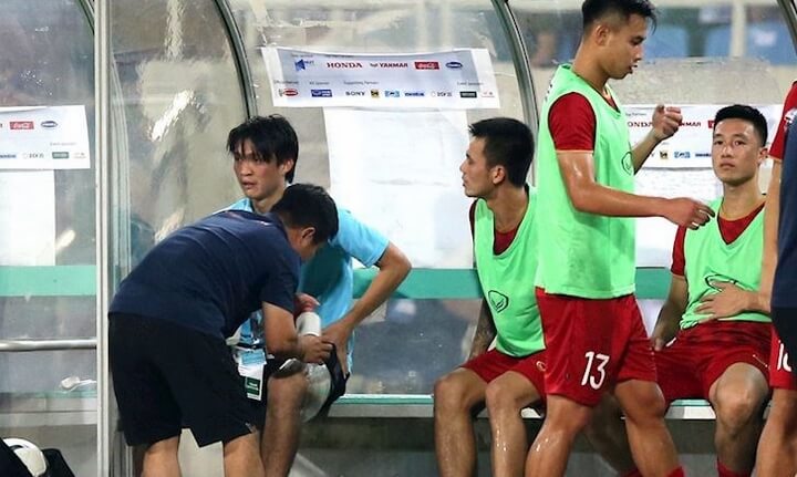 Tiếc rằng sau hiệp 1, Tuấn Anh sớm bị thay ra nghỉ. Tiền vệ tuyển Việt Nam gặp vấn đề về cơ đùi sau và phải cần đến sự chăm sóc của các bác sỹ.