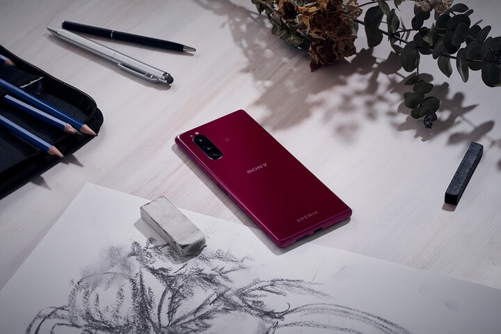 Hệ thống 3 camera sau (camera tele 2x, camera góc rộng, camera góc cực rộng)