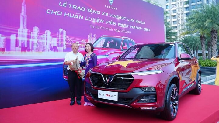 HLV Park Hang-seo nhận chìa khóa tượng trưng chiếc xe VinFast Lux SA2.0 từ bà Hoàng Bạch Dương - Giám đốc chi nhánh TP.HCM Tập đoàn Vingroup.